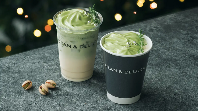 【DEAN & DELUCA 岡山】ピスタチオ・抹茶・ホワイトチョコレートを丁寧に重ね、フレッシュなローズマリーの香りで奥行きを添えた「抹茶ピスタチオ&ホワイトチョコレートラテ」冬限定で登場
