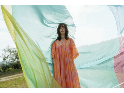 【Sara mallika】「Festival Express」をテーマに掲げた26年春夏コレクションより、祝祭の熱気と自由なムードを映し出すSummer Look Bookを公開