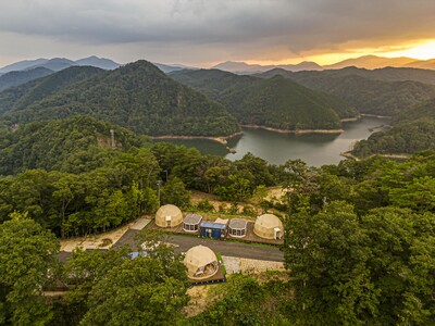 【キャンプサイトが新たにオープン！】2024年8月に誕生した、北広島の雄大な自然・山頂から眺める絶景を愉しむグランピングリゾート「芸北おうどまり沙羅の森」～オープン記念開催中～