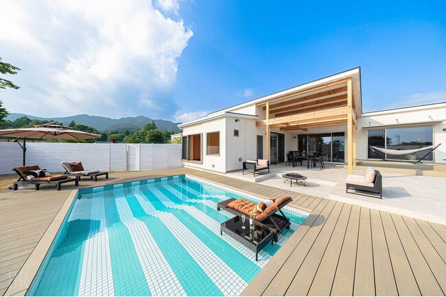 【山梨県山中湖エリアに富士山を望む1棟貸切のリゾートヴィラ「KANOA THE VILLAS~富士山中湖~」がGRAND OPEN】プライベートプール・客室温泉・サウナ完備の高規格宿で癒しのひとときを