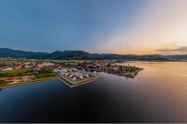 【鳥取県初】"東郷湖"を望む全室源泉かけ流し温泉付グランピング「グランレイク鳥取」。最大15％OFFになるお得な2大キャンペーン＆旬の生ズワイガニを味わう冬限定鍋など多彩な新プランを販売開始