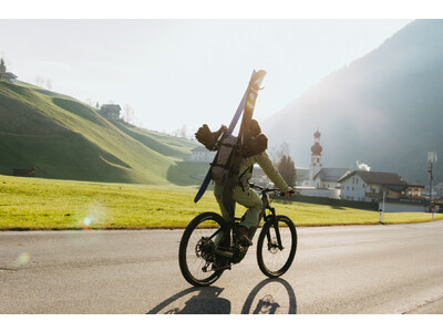 ゲレンデオープン前でも、自分で登って滑るのがスノーボーダーの“山開き”本格的な雪を待ち侘びるカルチャーに浸る、晩秋仕様の機能的コレクション Burton Fall Split Collection