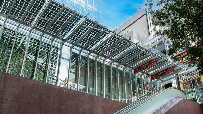 東京建物八重洲ビル ステップテラスにAGCの太陽光発電ガラス サンジュール(R)導入