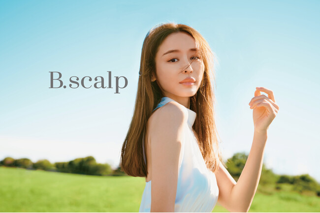 TBC から頭皮ケアブランド「B.scalp（ビースカルプ）」が誕生。第一弾商品として〈ヘッドスクラブ〉を発売。イメージモデルに加治ひとみさんを起用！
