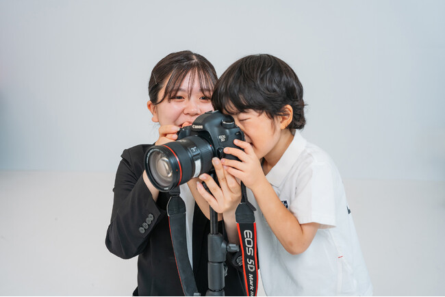 結婚式場でプロから学ぶ！親子で楽しめるお子様向けの職業体験、夏休みキッズイベント開催 ～キッズフォトグラファー&フラワーデザイナー体験～
