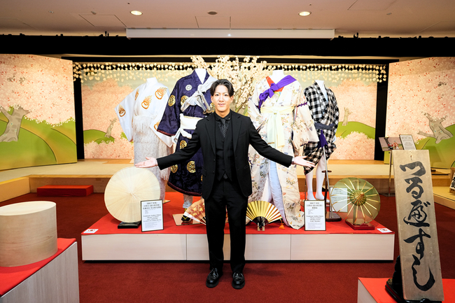 �y���ʓW This is KABUKI�@�̌��I�w�`�o��{���x���U���̕���̐��E�z������̗l�q���ʐ^�ƂƂ��ɂ��Љ�I