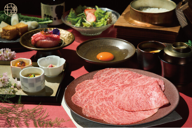 ブランド和牛の頂点・鹿児島黒牛の指定取扱店「牛の達人 GINZA」「牛の達人 浅草店」「和牛焼肉やくにく路地裏」で新たに【ステーキ】【すき焼き】セットを4月3日（金）スタート！