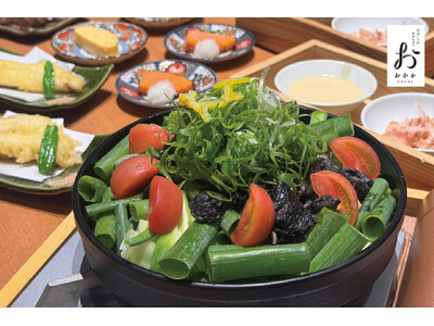 【おかか新名物！】「出汁しゃぶおばんざい おかか」にて、レモン出汁ポン酢で食す『九条ねぎたっぷり和牛もつ黒焼き』が6/18（水）より登場