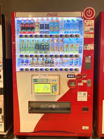 コカ・コーラ ボトラーズジャパン、モバイルバッテリーのシェアリングサービスサービス「ChargeSPOT」のバッテリースタンドを搭載した自動販売機の展開を開始