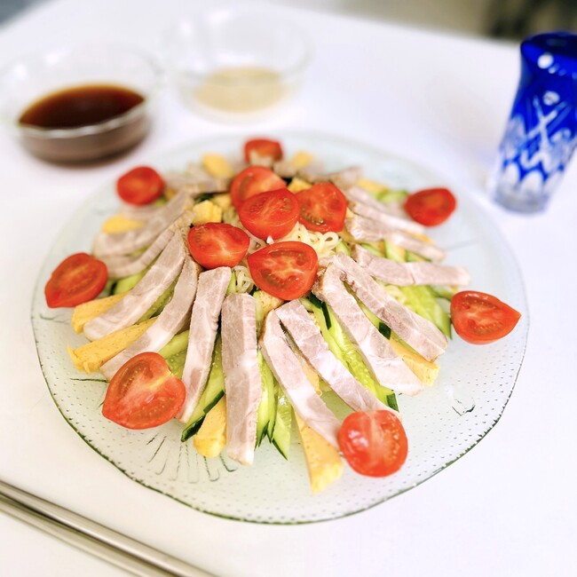 これぞ浅草涼味！特製冷やし中華の登場。焼豚、麺、たれのコラボレーションによる新商品です。