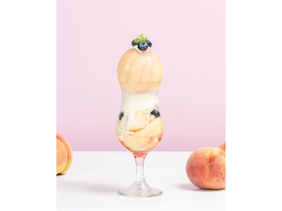 毎年約2万食販売の『まるごと桃パフェ』今年は桃1.5倍増！　みずみずしい旬の桃を存分に 新商品も続々「桃フェス」開催