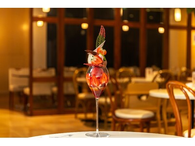 シャンパングラスに入ったラグジュアリーパフェで、バーのようなひとときを　夜だけの特別デザート いちごと洋梨が主役の『パルフェ　ルージュ・エ・ブラン』登場