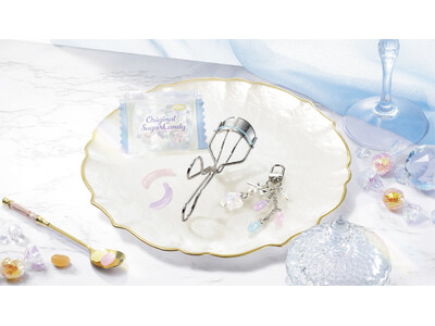 根もとから立ち上げて、パーマ級のパッチリまつげへ！この春、「ひとえ・奥ぶたえ用カーラー」に、〈キャンディショップ〉をイメージしたチャーム付き限定品が登場。