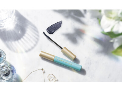 「ひとえ・奥ぶたえ用マスカラ」に新色が登場。重くならずに目パッチリ！透明感あふれる深みの紺〈ディープネイビー〉。