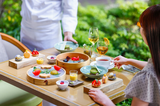 HOTEL THE MITSUI KYOTO 人気のアフタヌーンティーが新たなスタイルにて登場。物語を紡ぐように供される「夏のアフタヌーンティー」