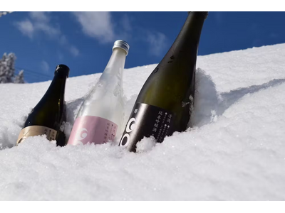 世界有数の豪雪地で雪と共に日本酒を醸す津南醸造。日本酒3本を酒蔵に降り注ぐ雪で覆い包んで贈る郷雪セット。2023年12月の初雪とともに発売開始。
