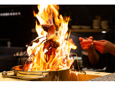 ライブ感あふれる藁焼きが魅力 高級炉端店「PREMIUM ROBATA　SANDA」がオープン