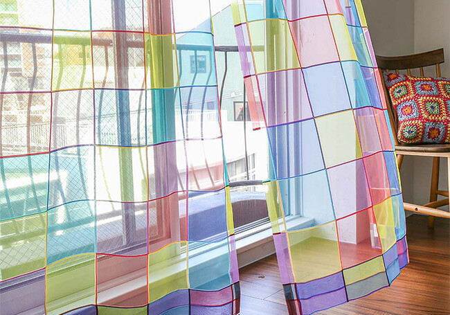 レトロ喫茶な雰囲気漂う<ステンドグラスレース>に、ドレープを組み合わせた待望のカーテンセットが登場!