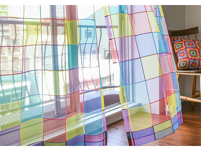 レトロ喫茶な雰囲気漂う＜ステンドグラスレース＞に、ドレープを組み合わせた待望のカーテンセットが登場！