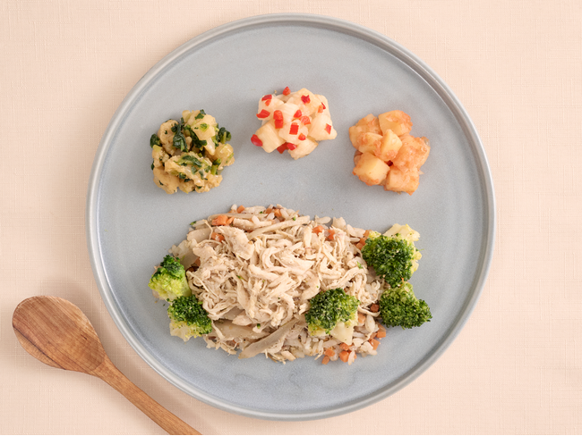 香ばしいごまだれが食欲をそそる「鶏ささみと4種野菜のライスサラダ」を2月10日（月）より発売