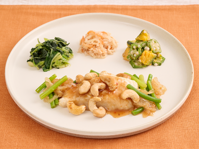 香ばしさとふんわり食感がクセになる「白身魚とカシューナッツのやみつきだれ」を5月7日(水)に新発売