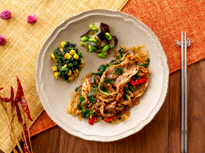 nosh初！こんにゃく麺を使用した「ごま香る旨辛だれの牛肉チャプチェ」や「旨味胡麻だれと彩り野菜のこんに...