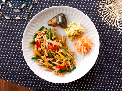 豚肉のサイズアップで食べ応え向上！「筍たっぷりチンジャオロース」が4月3日（金）にリニューアル登場