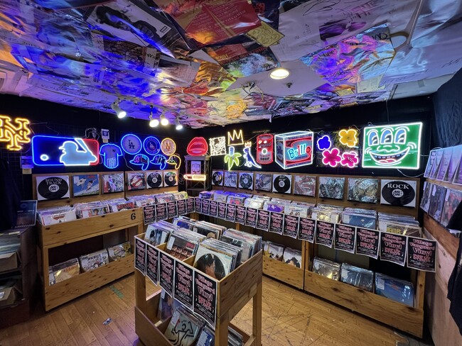 MION、ヴィレッジヴァンガード下北沢店ポップアップイベント「VILLAGE VANGUARD VINYL POP-UP EVENT!!」にレコード提供で参画