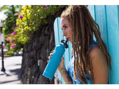 Hydro Flask(R)より、新仕様ストローキャップ付きボトル【21oz Standard Mouth Flex traw】が待望の発売！より気軽にフレッシュに、片手で水分補給ができる万能モデルです。