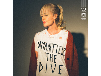 �G�~���[�E�w�C���Y������J�i�_�̃I���^�i�e�B�u�E�A�C�R��METRIC�i���g���b�N�j�A10���ڂ̃j���[�A���o���wRomanticize The Dive�x�������[�X