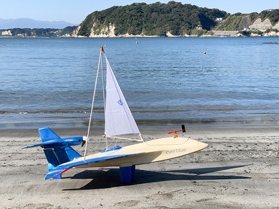 エバーブルーテクノロジーズ、空飛ぶ帆船（ヨット）型ドローンを開発、自律操縦による飛行からの着水・海上航行テストに成功