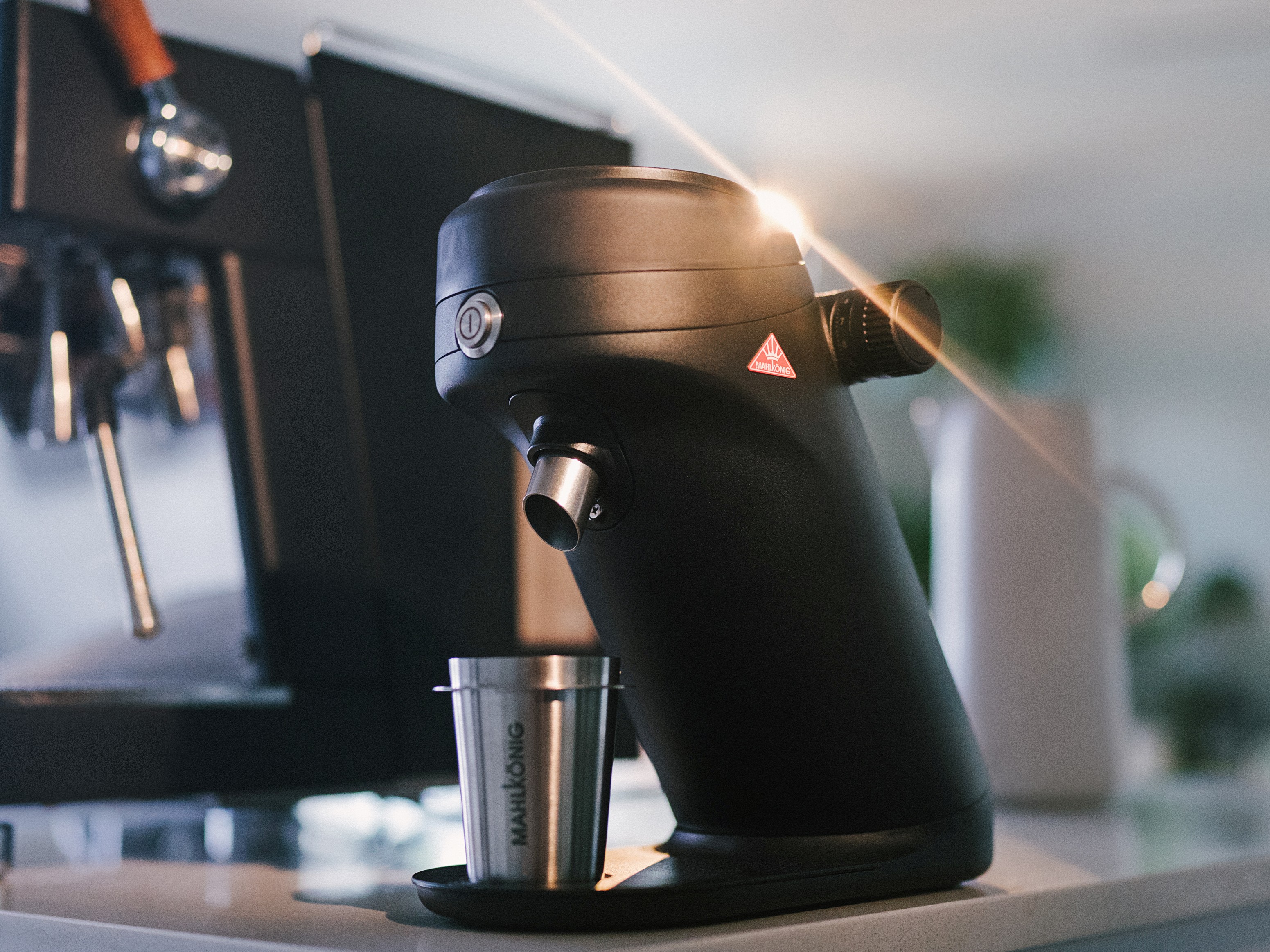 業務用コーヒーグラインダーのリーディングブランド・マールクーニックより家庭用グラインダー「X64 SD」が登場。メリタジャパンが5/1発売。