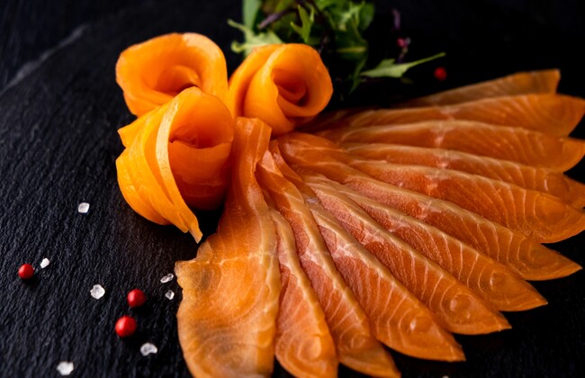 この一切れに、信州がある。ーソロキャンプにも、晩酌にも。信州サーモンの冷燻「信州スモーク 信州薫鮭（くんけい）」新発売ー