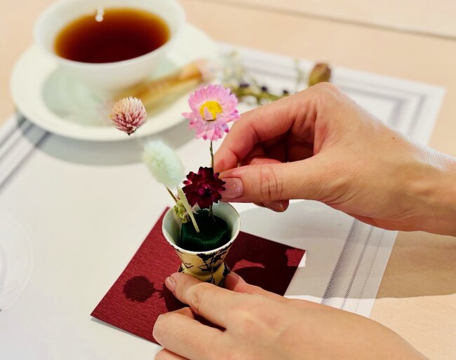 《芸術の秋 展覧会企画》 「いけばな」文化を体験しながらアートの世界に触れる体験型カフェメニュー『おちょこdeちょこっと花時間』を10月21日(火)より期間限定でスタート