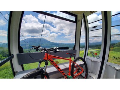 羊蹄山を一望するサマーゴンドラと大迫力のマウンテンバイクコース　ニセコ東急 グラン・ヒラフで 7 月 1...