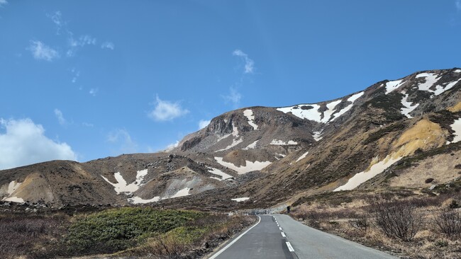 5月だからこそ見られる奇跡。残雪の白と新緑のコントラストを、手ぶらで楽しむ『浄土平スカイアクセス』