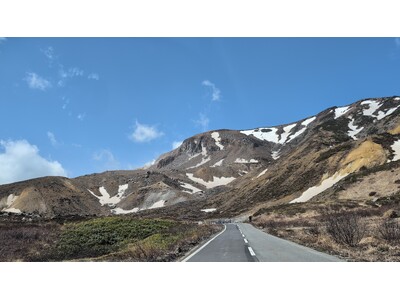 5月だからこそ見られる奇跡。残雪の白と新緑のコントラストを、手ぶらで楽しむ『浄土平スカイアクセス』