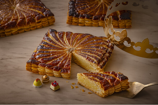 新年の幸運を呼ぶフランス菓子 ペストリーシェフ佐藤 浩一就任後 初の「ガレットデロワ」が登場 ユニークなスクエア型&スイーツモチーフ全10種からランダム1種のフェーヴ付き