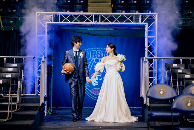 オフィシャルパートナーである横浜ビー・コルセアーズとのコラボレーション企画　ホームアリーナを舞台に、バスケットコート中央や選手入場ゲートで撮影も可能