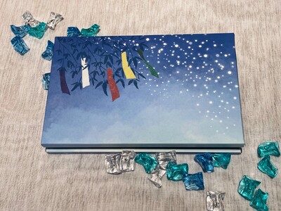 【銀座 松崎煎餅】期間限定・数量限定で「七夕三味胴」が、星空デザインの4枚入パッケージで登場!