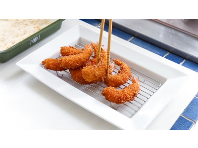 発売から20年。栗原はるみの暮らしの中から生まれた、ロングセラーのアイデア調理食器「水切り付きリムトレー」の特別セットをEC限定発売！