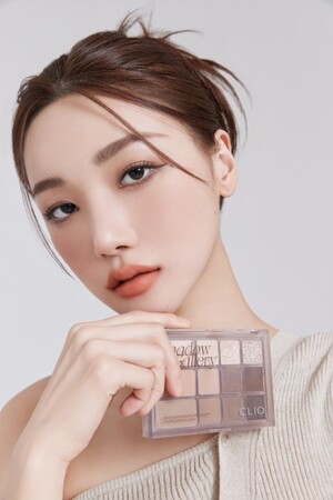 韓国コスメ「CLIO(クリオ)」から、陰影レイアリングが美しい「シェード アンド シャドウ パレット」など人気商品が待望のオフライン販売開始