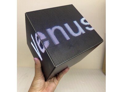 �V���i ��̂Ђ�T�C�Y�́u LED CUBE �p�l�� �v�o�b�e���[�����ɂ��A�C�y�ɐݒu���\�A�X�ܓ��̃f�W�^���T�C�l�[�W��G���^���ւ̊��p�ȂǕ��L�����g�p���ł��܂��B