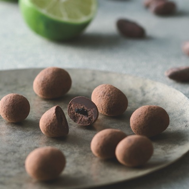 無印良品で季節限定新発売！2025年12月3日より、京都チョコレート専門店「dari K」のライム発酵カカオを使用した爽やかな柑橘の香りが広がるチョコレート。