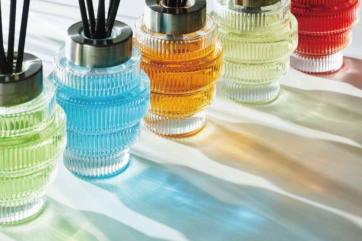 〈シンピュルテ〉の新作ディフューザー＆お香が発売開始！5つの香りのディフューザーと〈日本香堂〉共同開発のお香が、感覚をとらえ、空間と日常、心を整える“マインドフル ホームケア”誕生。