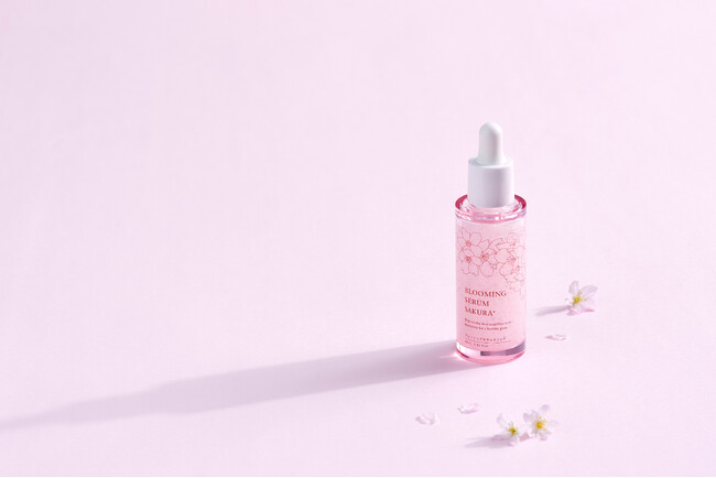 【さくらの生命力に着目】高純度グルタチオン×椎葉村産を含むさくら由来エキス配合美容液で、凛と美しく咲き誇る、ハリと透明感に満ちた肌へ。