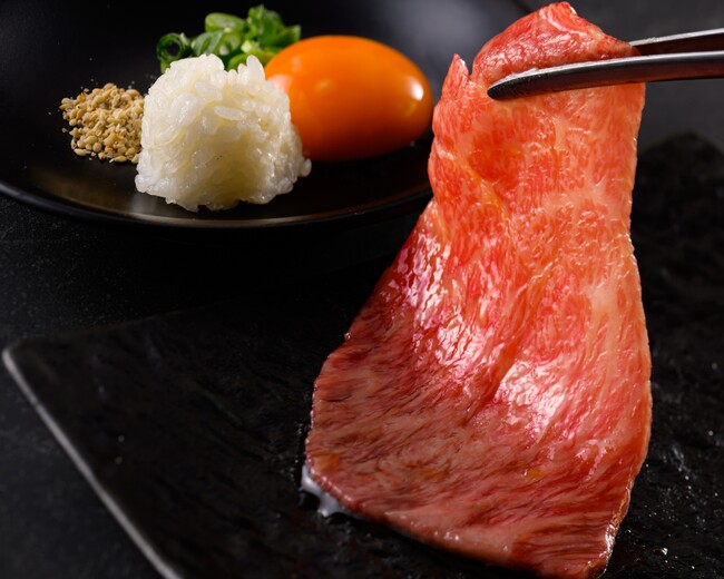 芸能人殺到の焼肉店「牛恋」が9月1日から『秋の月見フェア』開催！『和牛サーロインの焼きすき』を含む、3大人気ロース商品10%OFF。税込495円から月見メニューを提供へ。