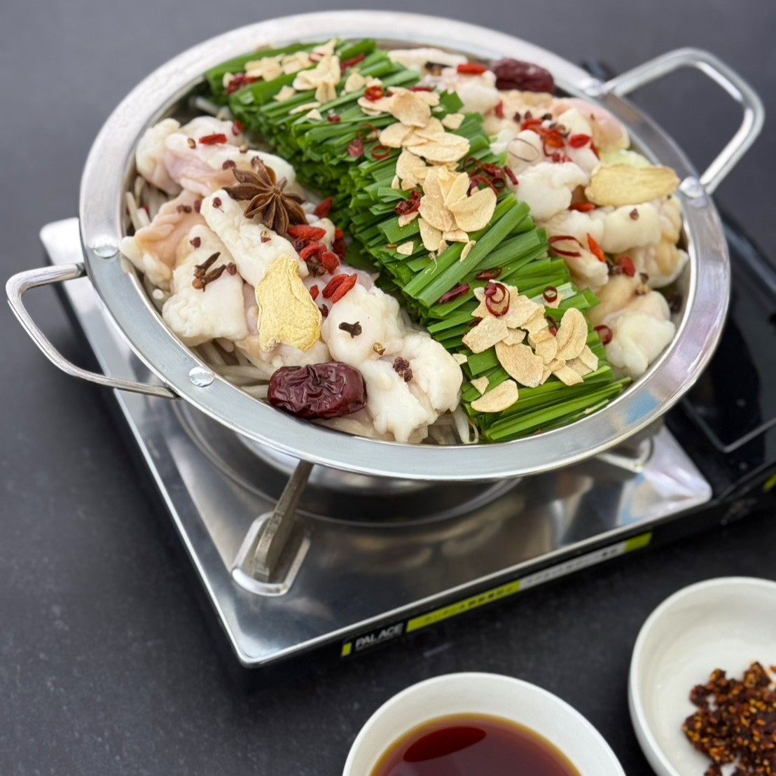 【牛恋ロゴ入り“特製鍋”プレゼント】焼肉店『牛恋』が通販新商品『薬膳和牛もつ恋セット』を12月15日より150セット限定で発売開始。