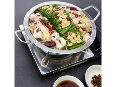 【牛恋ロゴ入り“特製鍋”プレゼント】焼肉店『牛恋』が通販新商品『薬膳和牛もつ恋セット』を12月15日より150セット限定で発売開始。