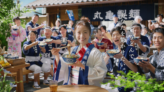 ＜日本の夏には、鬼おろしがある！＞祭囃子が鳴り響く、夏祭りの中で法被姿の上戸 彩さんがシャキシャキ食感の「鬼おろしシリーズ」をつるりと頬張る！